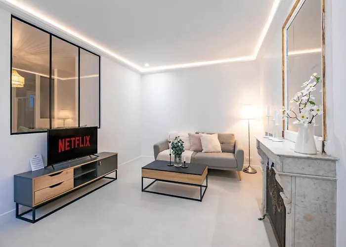 Haussmann Apartment - Champs-Elysees